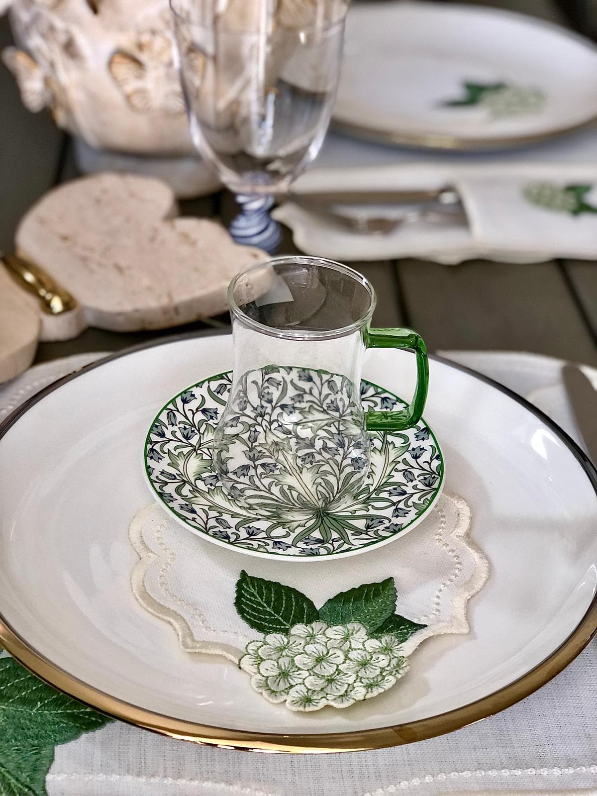 Yeşil kulplu Lunaria cam bardak ve desenli porselen tabağı