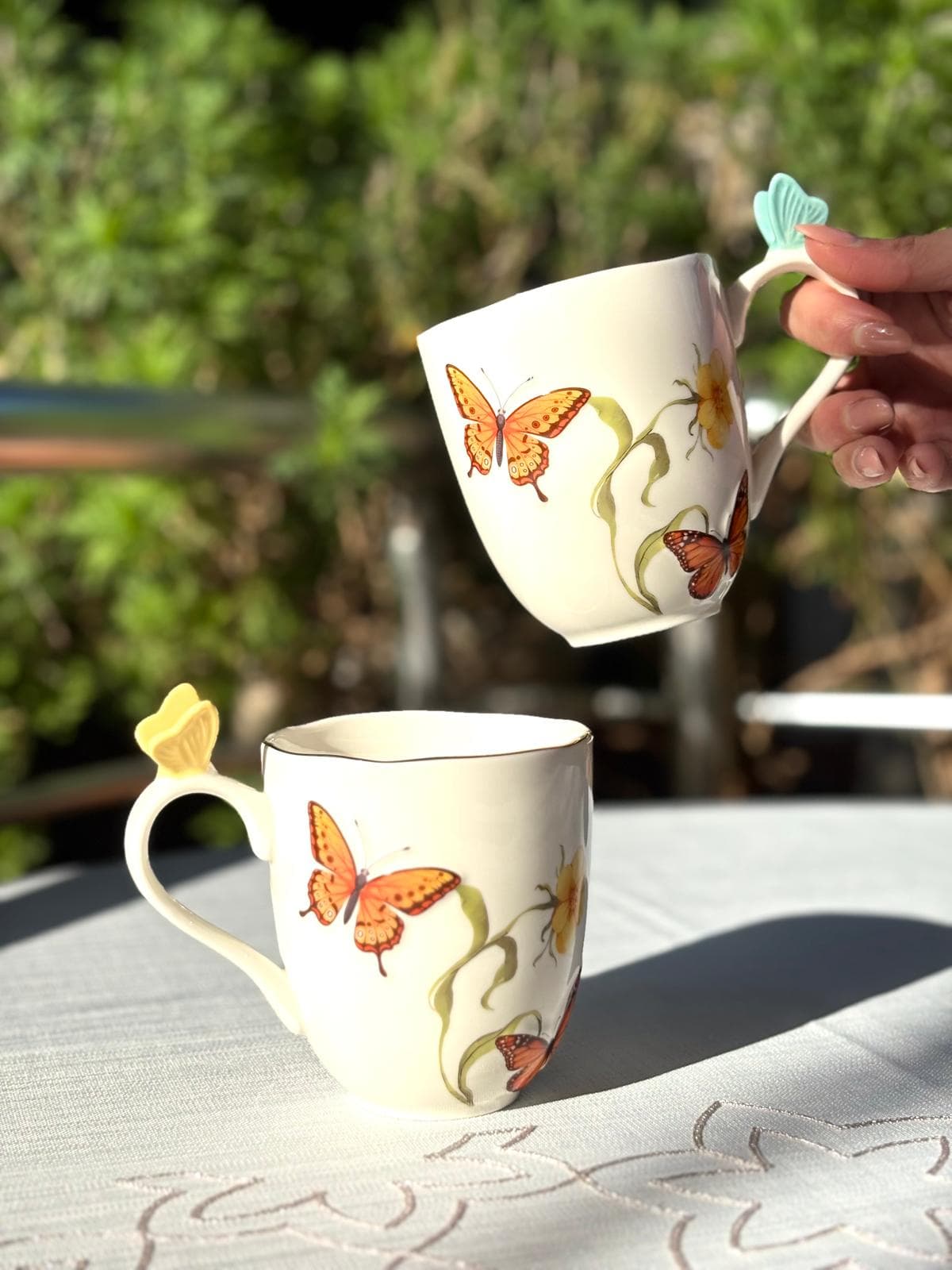 Kelebek motifli Mariposa kupalarla iki kişilik içecek sunumu