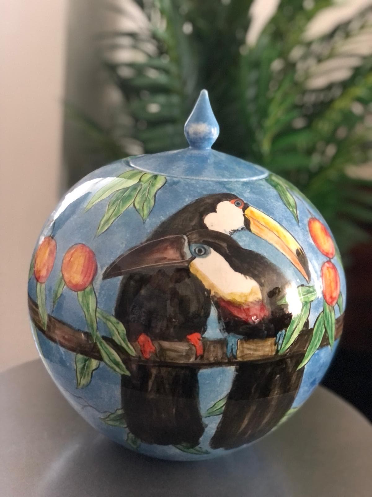 Tukan kuşları ve renkli yapraklarla desenli küre küp