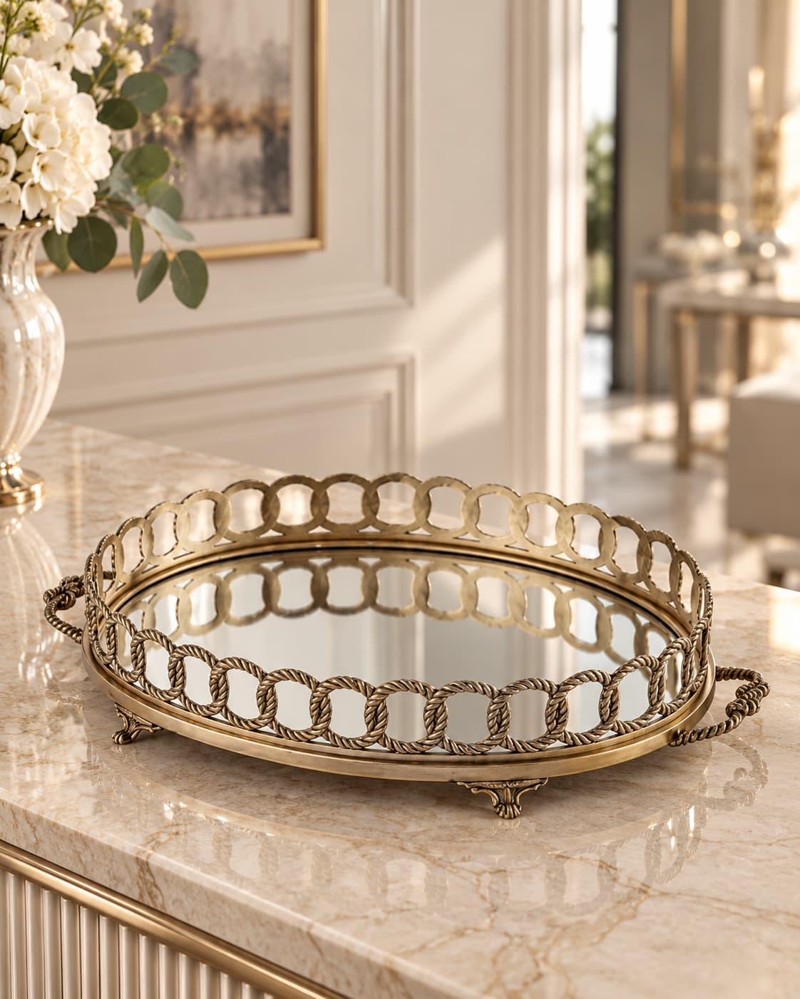 Konsol üzerinde gold eskitme oval aynalı ayaklı jardenyer