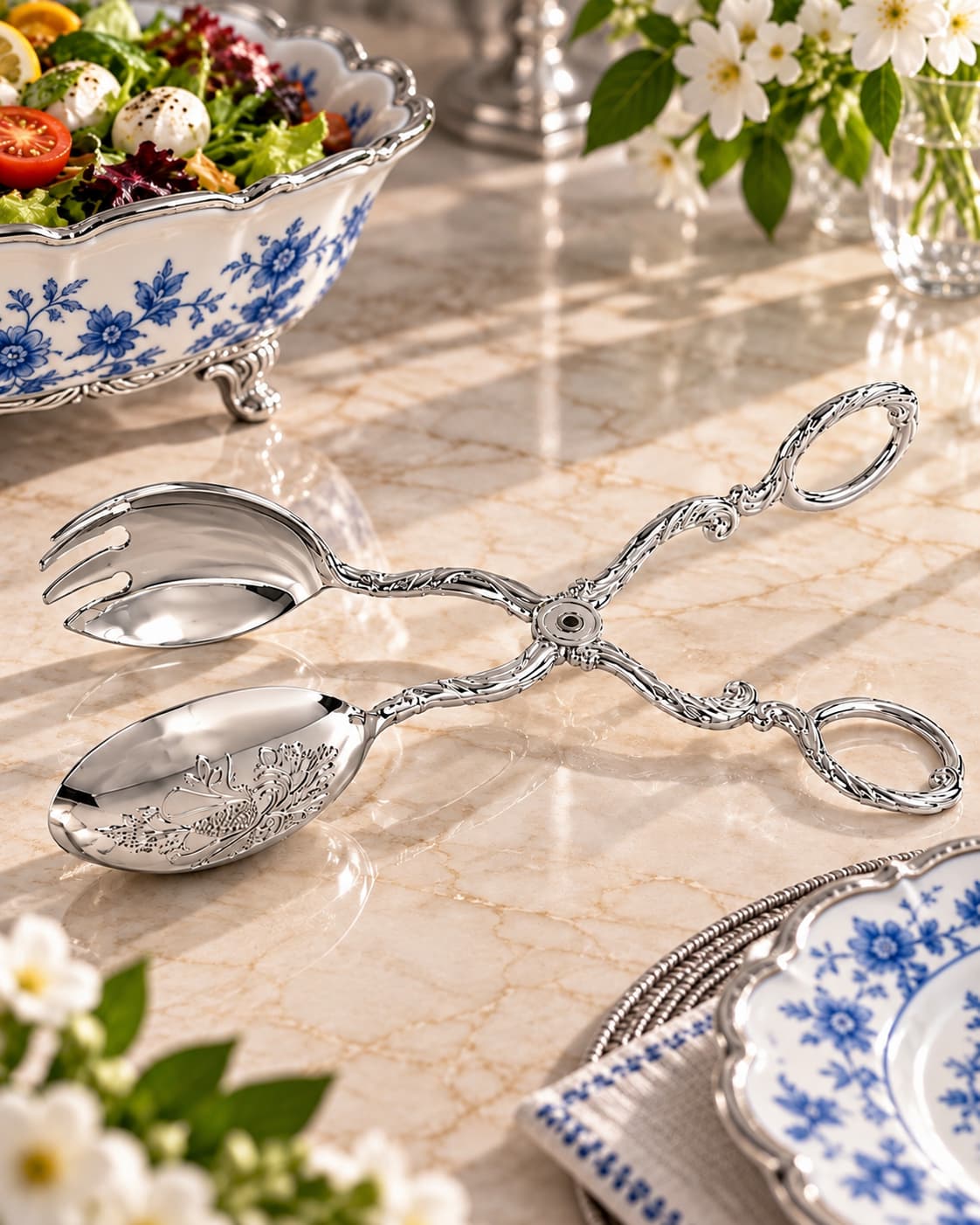 Salata kasesinin yanında Rönesans silver salata servis maşası